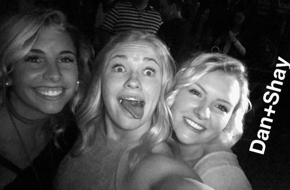 molls4_'s tweet photo. Happy birthday Har!!! I hope you have a rockin' day🎉 miss you lots🤘🏽🥂🎈💕 https://t.co/lh9HBvaUoO