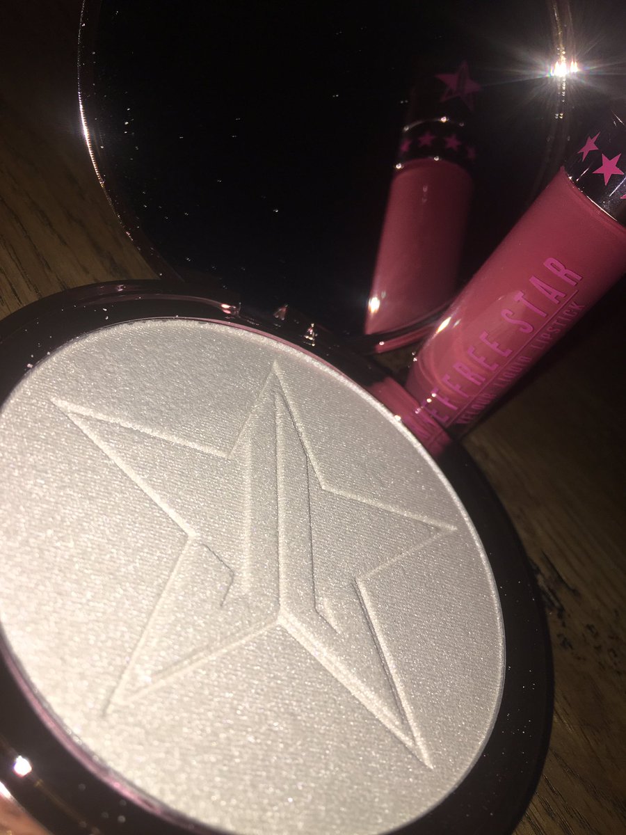 eleri_bowen's tweet photo. I'm actually obsessed on a whole other level🙋🏽😍 @JeffreeStar #summercollection2017 https://t.co/g3OpYDQ8xa