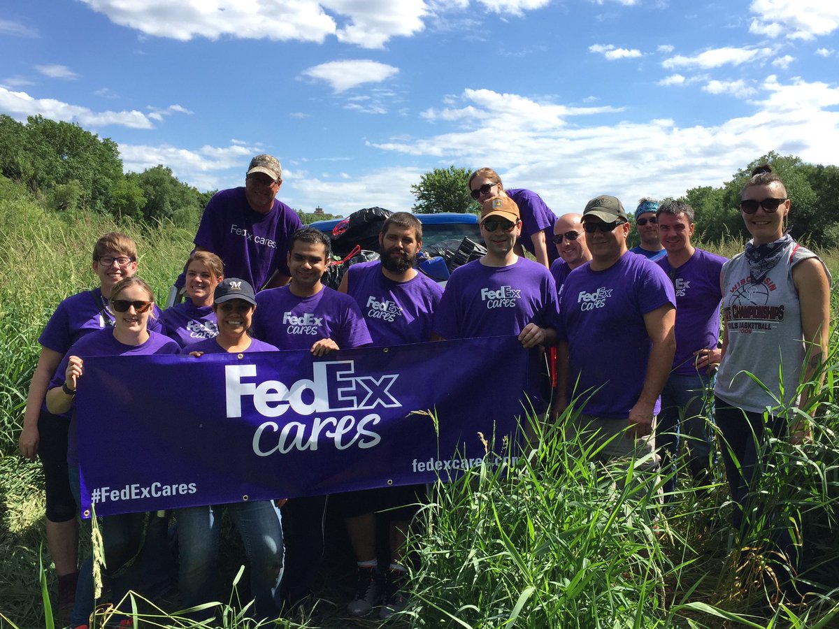 AnthonyCalvino's tweet photo. #fedexcares @FedEx employees volunteering to help preserve the Milwaukee River. https://t.co/OGlTmmev95
