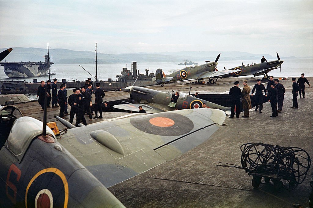 EiseleRon10374's tweet photo. Seafires on the deck of the aircraft carrier “Indomitable” in the Mediterranean, 1942. https://t.co/BXpe9uUaje