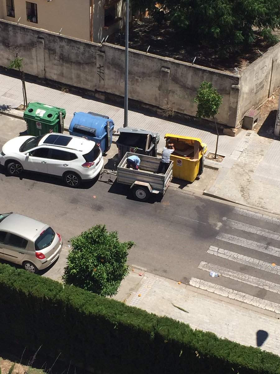 alfonsommg's tweet photo. @sadecocordoba Tirando escombros hoy en la calle Manos Unidas.Práctica habitual.Poned los contenedores delante!Además hay plaga de ratas. https://t.co/9vYmLbltaM