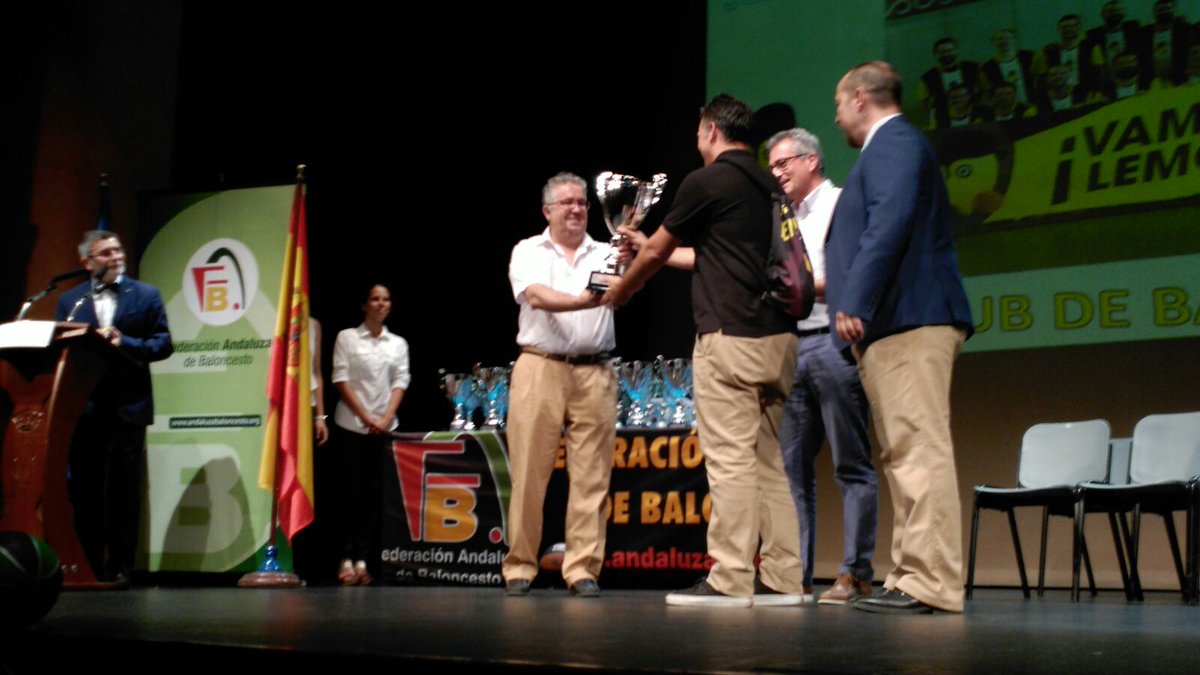 pacomolinaharo's tweet photo. Gracias a @SevillaFaB por el reconocimiento a @AytoBormujos en la #CADEBA2017 @AytoGines @aytoguadaira #SevillaesBaloncesto https://t.co/hgcewF9Iju