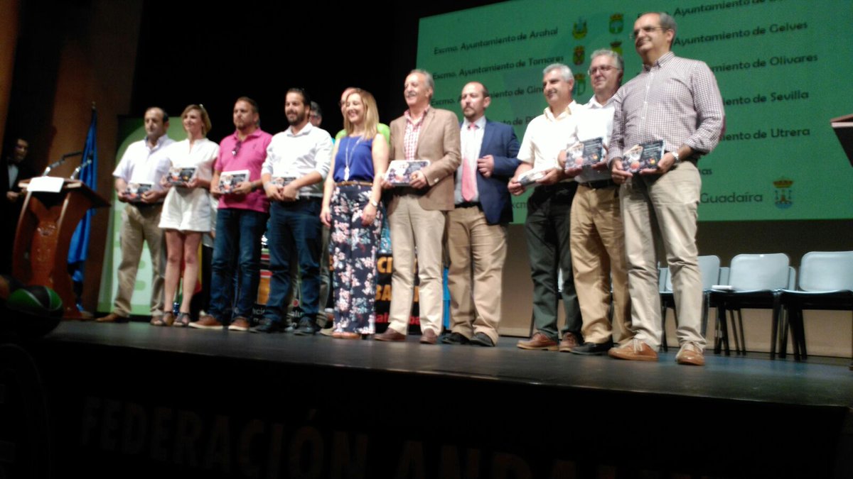 pacomolinaharo's tweet photo. Gracias a @SevillaFaB por el reconocimiento a @AytoBormujos en la #CADEBA2017 @AytoGines @aytoguadaira #SevillaesBaloncesto https://t.co/hgcewF9Iju