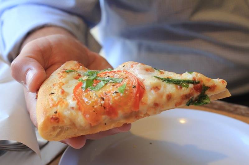 PizzaHutRD's tweet photo. Martes, ni te cases ni te embarques… Ni de tu Pizza Margarita te apartes. ¡A buen tiempo #HutFriends! #PizzaHutRD #WeLovePizzaHut https://t.co/v3YiSwkYW4