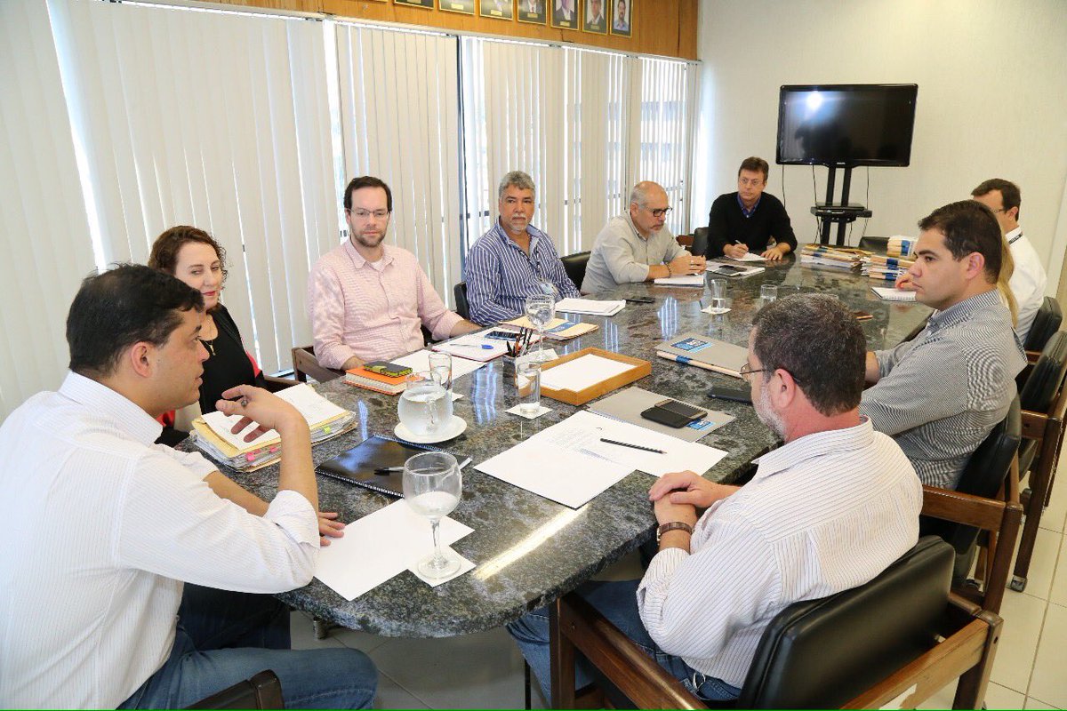 indio's tweet photo. Reunião semanal de trabalho, com equipe da #SMUIH, para efetuar o plano de reorganização urbana do Rio. Em debate a regularização fundiária. https://t.co/srFyP35jQc