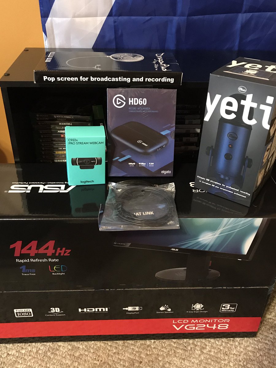 3S5MCrownMe's tweet photo. Just got all my YouTube equipment can't wait to start recording https://t.co/hLpBwKMWDa