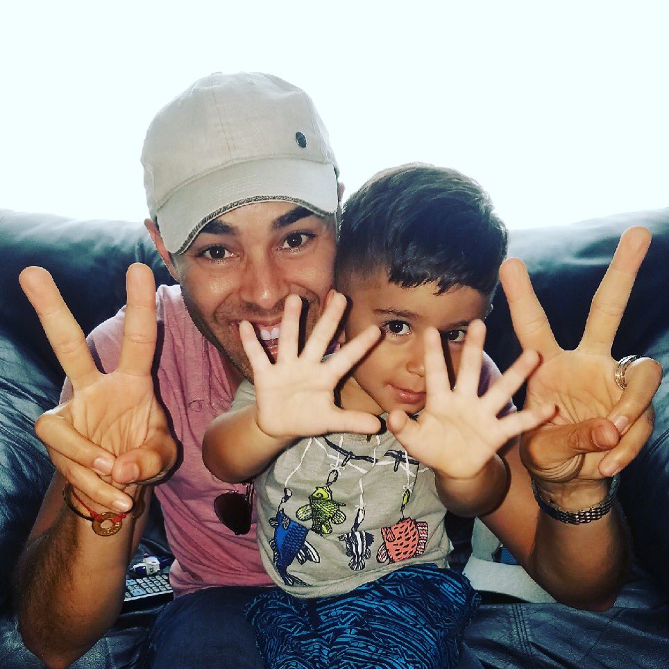 ErickCuestaTV's tweet photo. Mi sobrino dice que hace falta tanta paz en el mundo que le faltan dedos❤️🙌🏻✌🏻❤️#familytime #lalup #amor #paz #ama #familia #Orlando #Disney https://t.co/1jD0fVZBDl