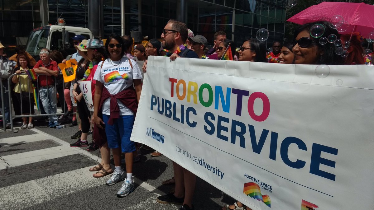 cityoftoronto's tweet photo. 200 Toronto Public Service employees marched in yesterday's Pride Parade for 2nd consecutive year. Happy Pride Toronto! #PrideTO2017 https://t.co/d7E0BJqCjk