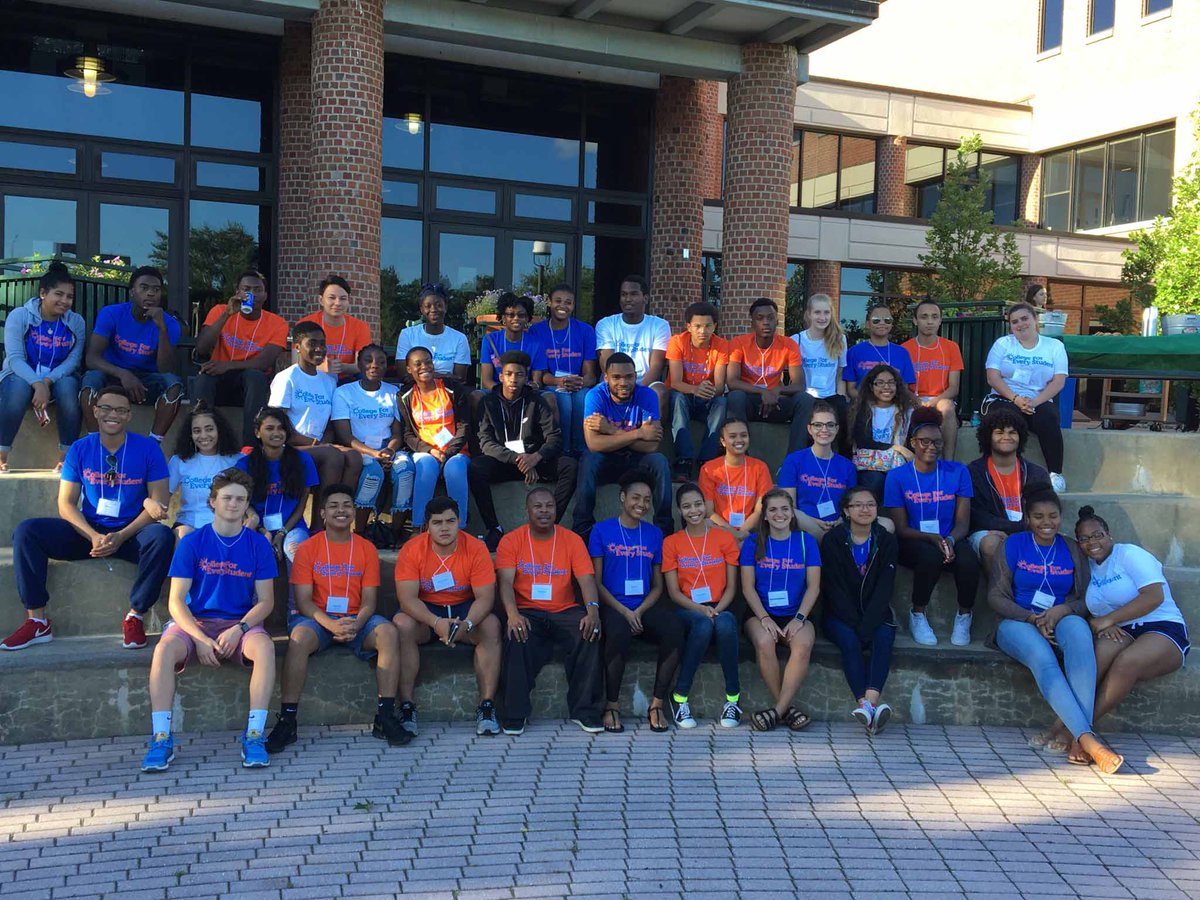 Good luck to all the students from @CollegeFES! Jackie Mandart loved being a mentor for your College Explore event last week.