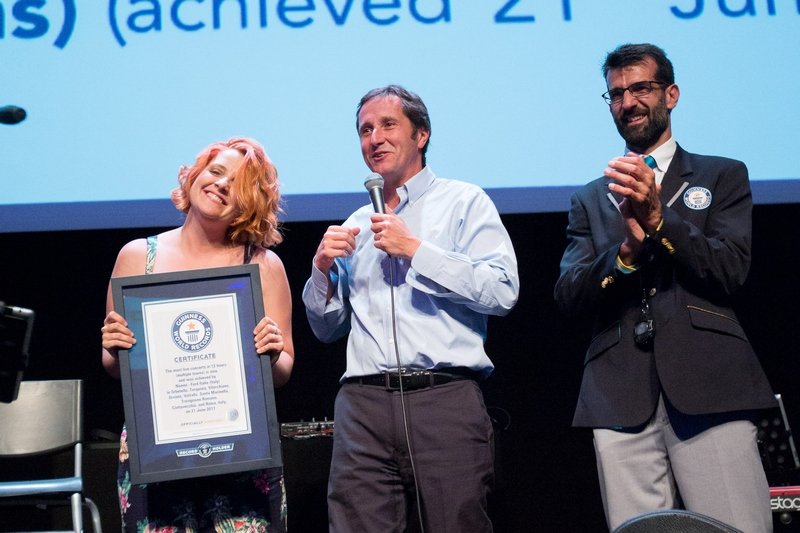 auto_app's tweet photo. E #GuinnessWorldRecord sia: #FiestaSound con @noemiofficial sigla il record di concerti in un giorno --> https://t.co/cKGIvUEvPp https://t.co/dVPXiDUwi0