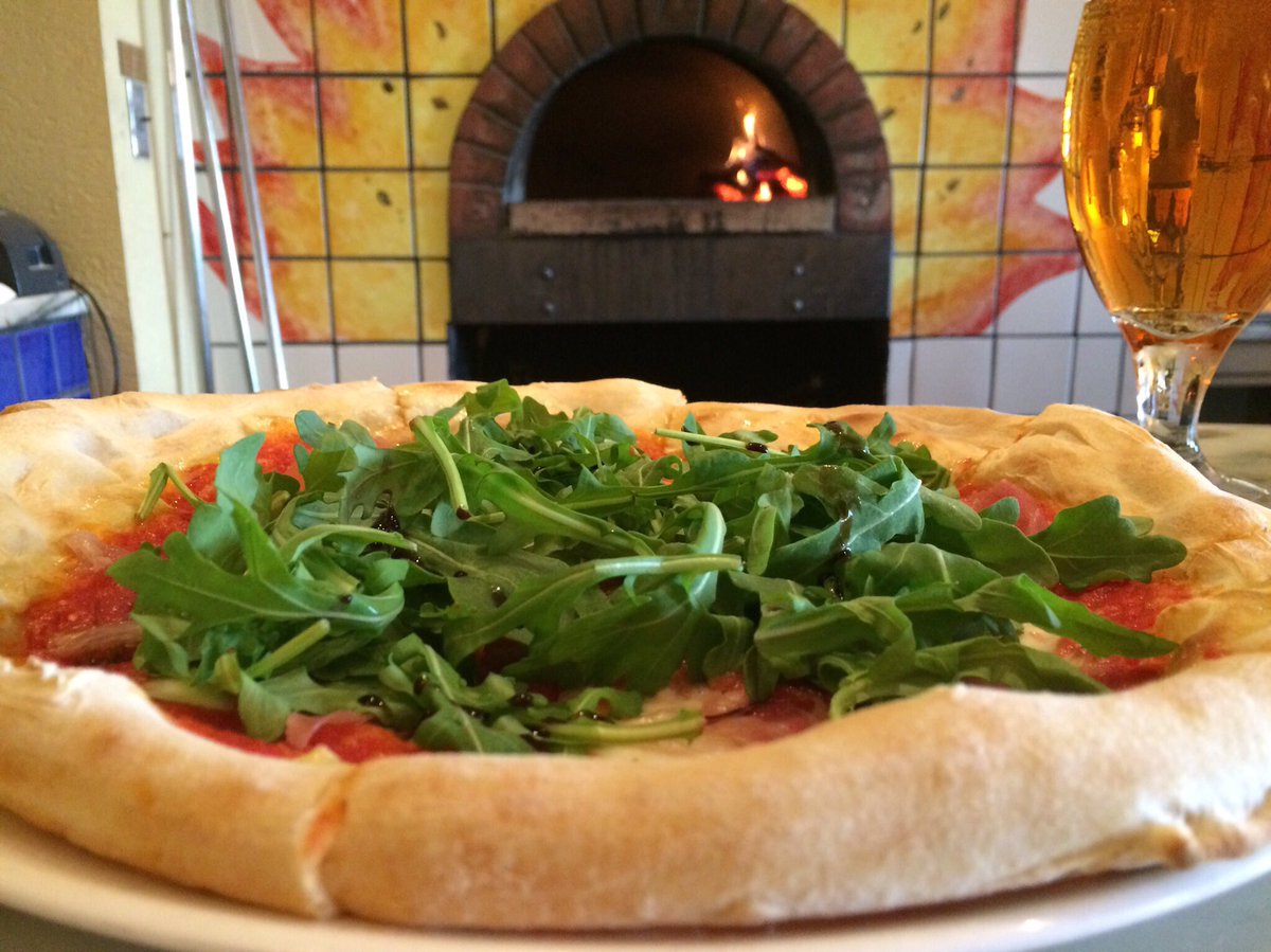 CIACaterina's tweet photo. Prosciutto pizza topped with arugula #Caterina #MainMenuMonday #Lunchgram https://t.co/ERQivgIZSS