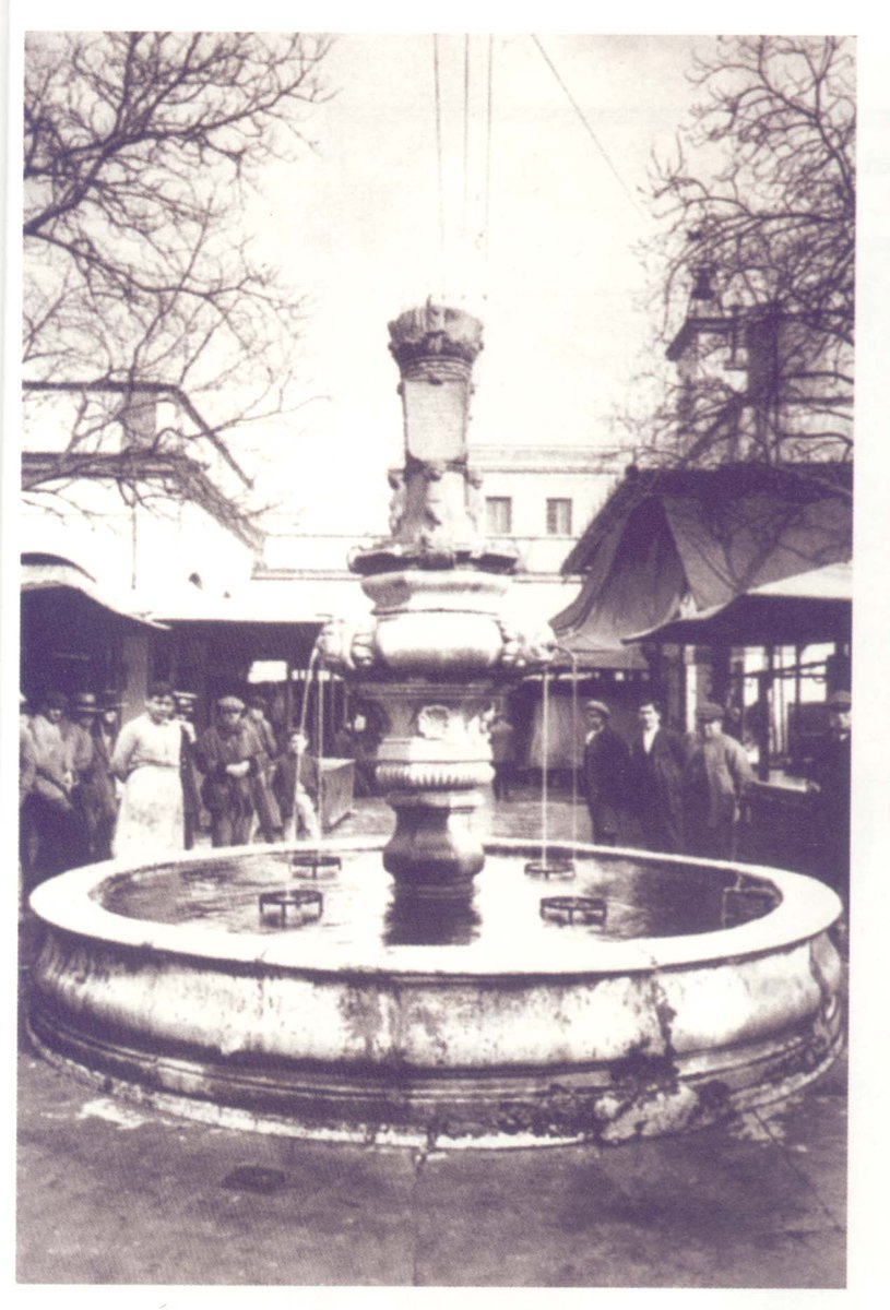 RafLlacer's tweet photo. La fuente de la Encarnación (2)
...Posteriormente ocupó la zona central del Mercado, desde 1833.
(Comparar con la imagen que ofrece ahora). https://t.co/J7yMa39jrN