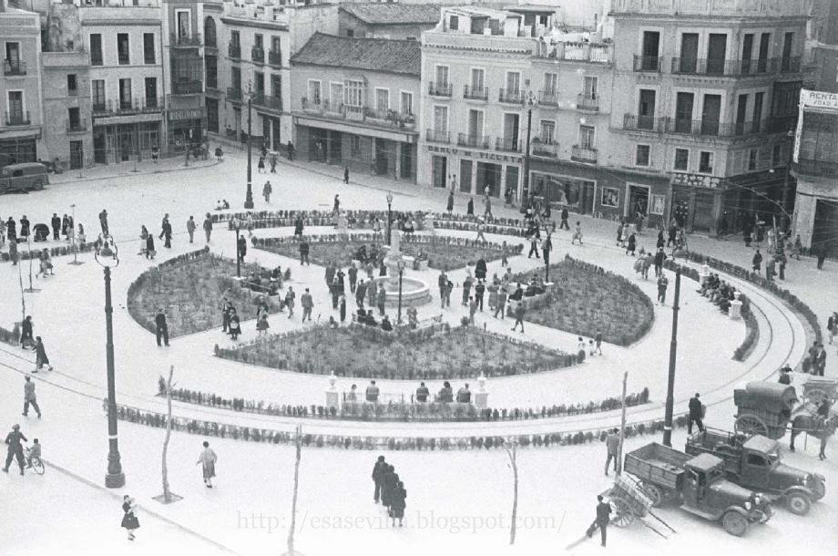 RafLlacer's tweet photo. La fuente de la Encarnación (3)
En los años 50 del pasado siglo se traslada del interior del Mercado a la parte central de la plaza. https://t.co/CA91BUpSCq
