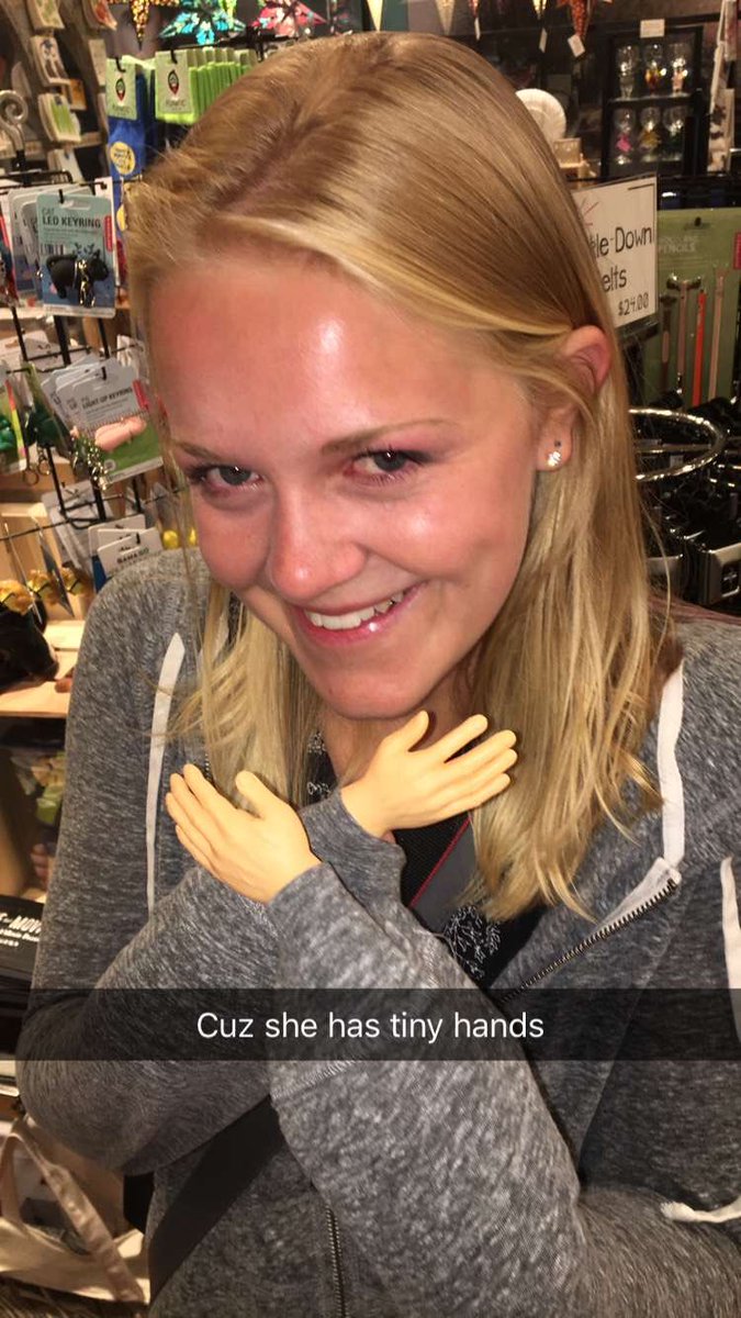 WhyEmilyCries's tweet image. Because she has tiny hands