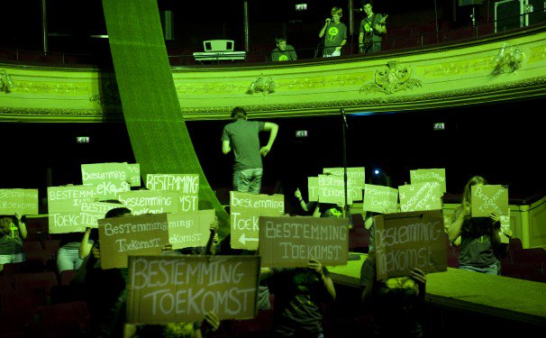 Dank, dank <a href="/bartvanmossel/">Bart van Mossel</a> , voor alles wat je voor de stad, de schouwburg en voor ons hebt betekend! Op jou, en op de toekomst! @LS1705