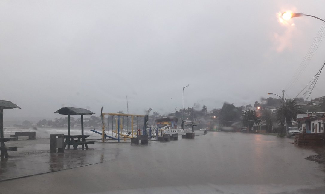 TTICoquimbo's tweet photo. ATENCIÓN #LosVilos: Sector Quebrada Mata Gorda y av. Costanera anegados. Sin tránsito vehicular (vía: @fabiancarolo) https://t.co/hu6xRp2rLp