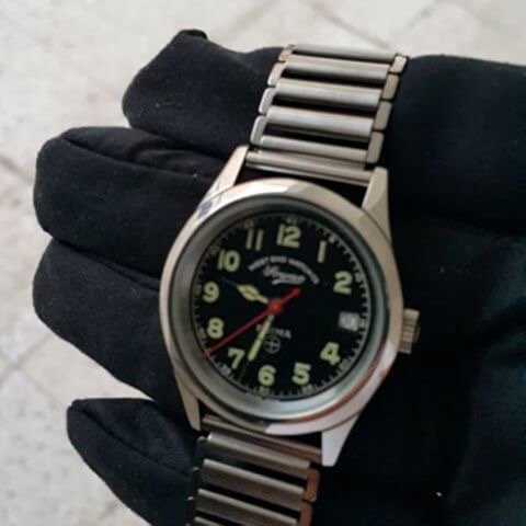 Abeer Al Turath Sur Twitter كانت ساعة Westend Cross Watch، كما كانت معروفة شعبياً، معروفة قبل السبعينيات. وتميزت بصنادلها المرنة. وقد اكتسب شعبية كبيرة لدقته ومتانته.