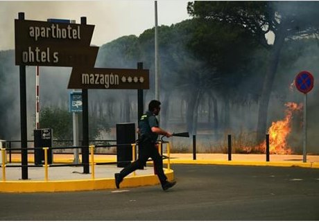 guardiacivil's tweet photo. Un valiente es aquel que corre en la dirección contraria a la que manda la prudencia para poder socorrer al que no puede correr
#Grande https://t.co/LoJVqQETm1