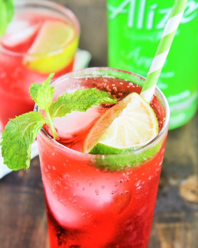 the_tasty_bite's tweet photo. Cool off with this Apple Cranberry Fizz! https://t.co/hS28cQcVKp #AlizeApple #AlizeinColor @AlizeInColor #partner https://t.co/ZIIMlsdc1I