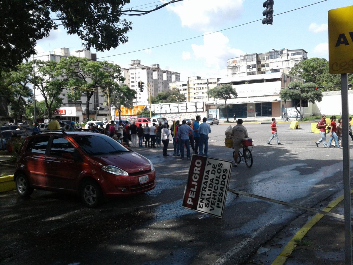 AndrewsAbreu's tweet photo. #AHORA 03:20pm Varios puntos de la Av Bolívar Norte se mantienen cerrados, muchas personas caminan a su destino, no hay transporte #Valencia https://t.co/6Et8CQoifD