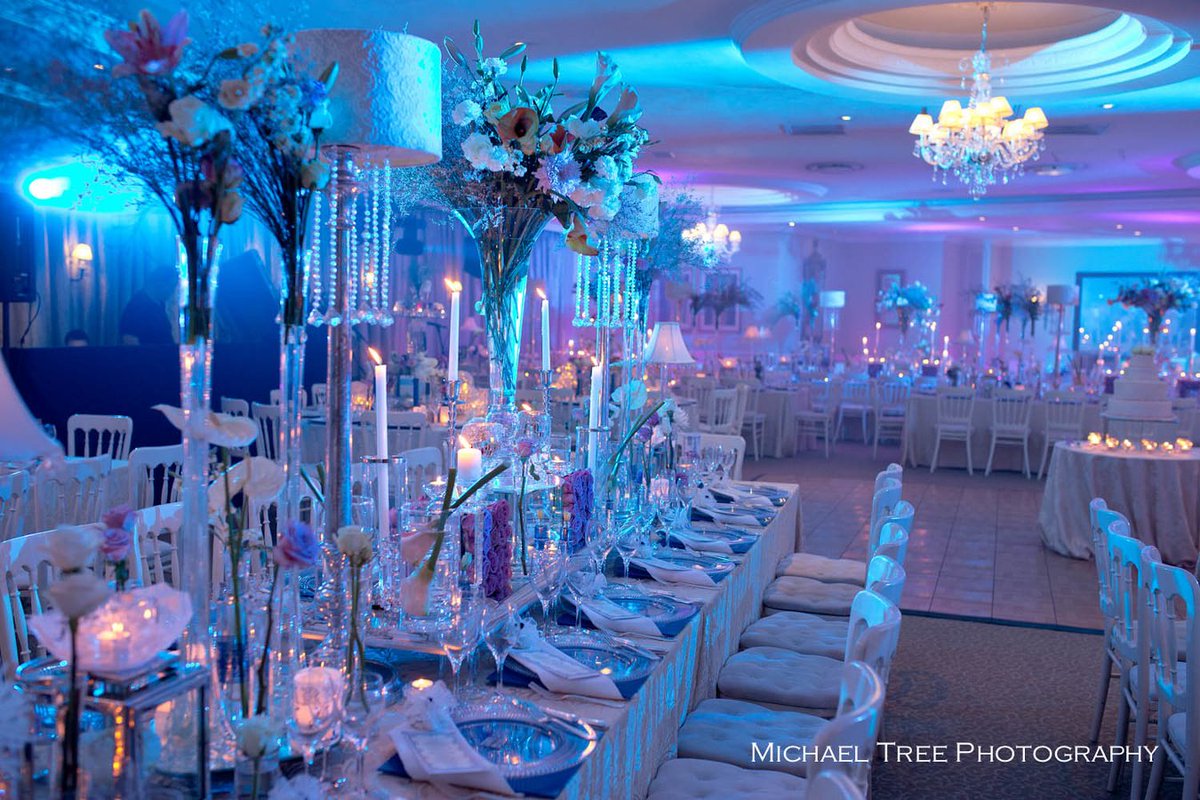 The classically landscaped gardens <a href="/summerplacesa/">Summer Place</a> are an idyllic location for your wedding.
📷Michael Tree Photography