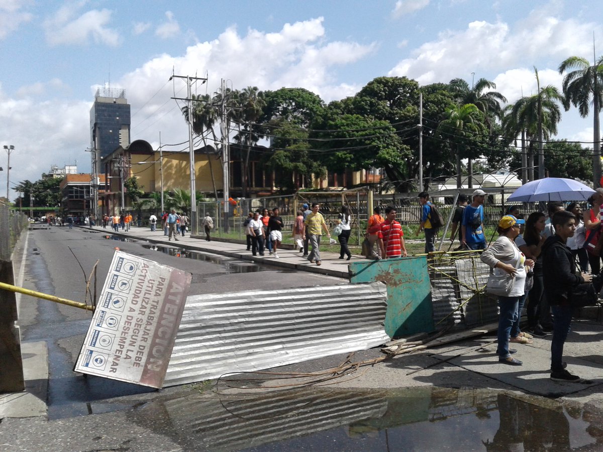 AndrewsAbreu's tweet photo. #AHORA 03:20pm Varios puntos de la Av Bolívar Norte se mantienen cerrados, muchas personas caminan a su destino, no hay transporte #Valencia https://t.co/6Et8CQoifD