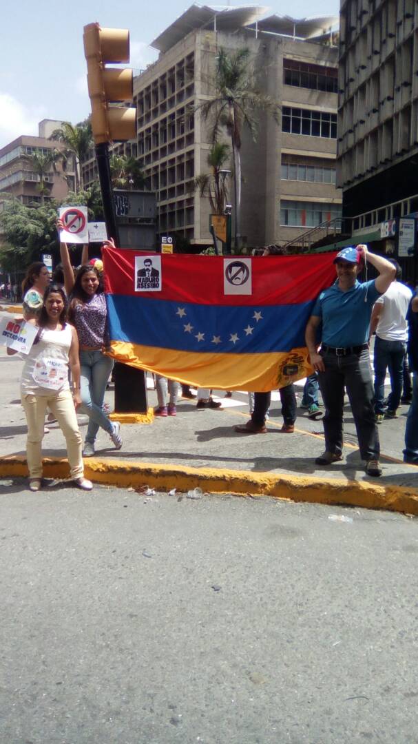 orlenys's tweet photo. Trancado elevado de Los Ruices #Trancazo #venezuela #losruices #fueramaduro https://t.co/Q5lIkp8N64