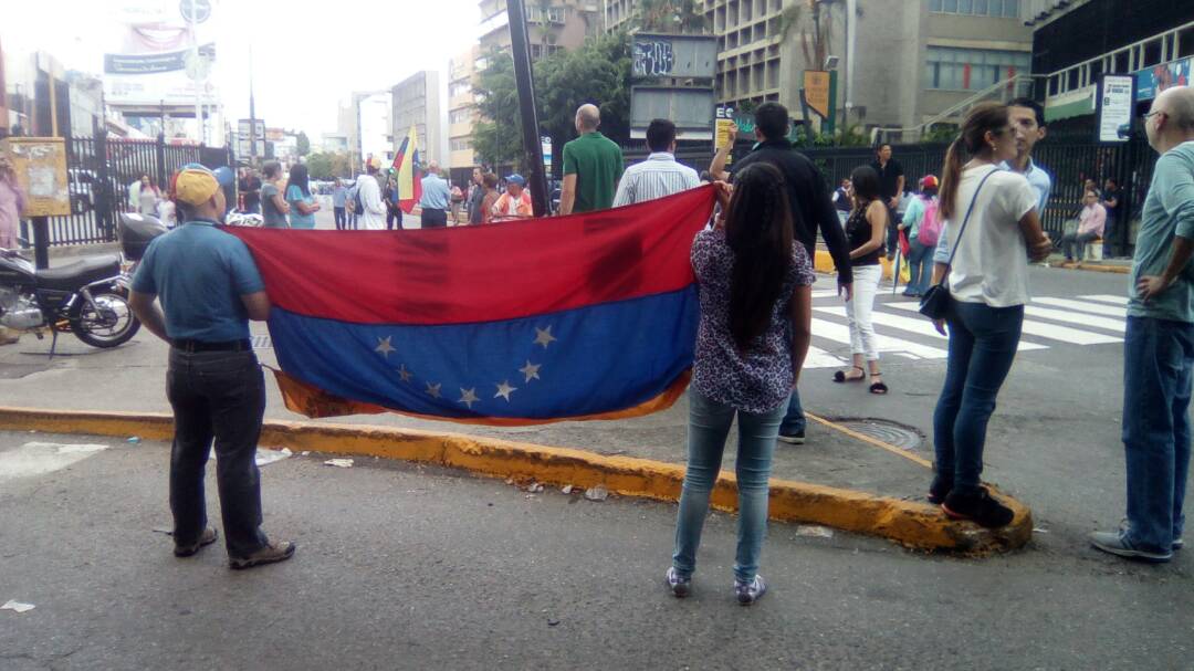orlenys's tweet photo. Trancado elevado de Los Ruices #Trancazo #venezuela #losruices #fueramaduro https://t.co/Q5lIkp8N64