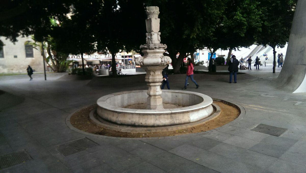 RafLlacer's tweet photo. La fuente de la Encarnación (y5)
En al actualidad se encuentra en un estado de abandono (vaso vacío, sucio, deprimida respecto pavimento...) https://t.co/30hLso2Oq7