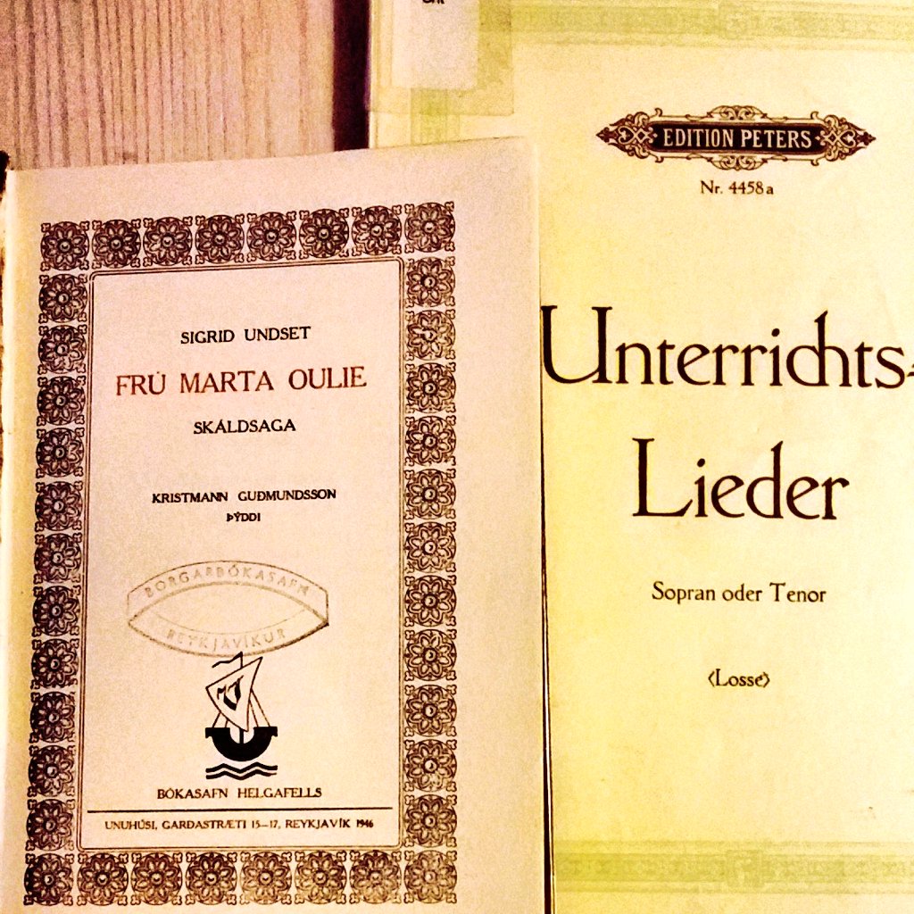 AgataInTheStorm's tweet image. Bookcrossing #bibliotecaReykjavik. Scelgo questo libro e scopro che l'autrice  è norvegese e #premioNobel 1928. @IperboreaLibri lo traduci😆?