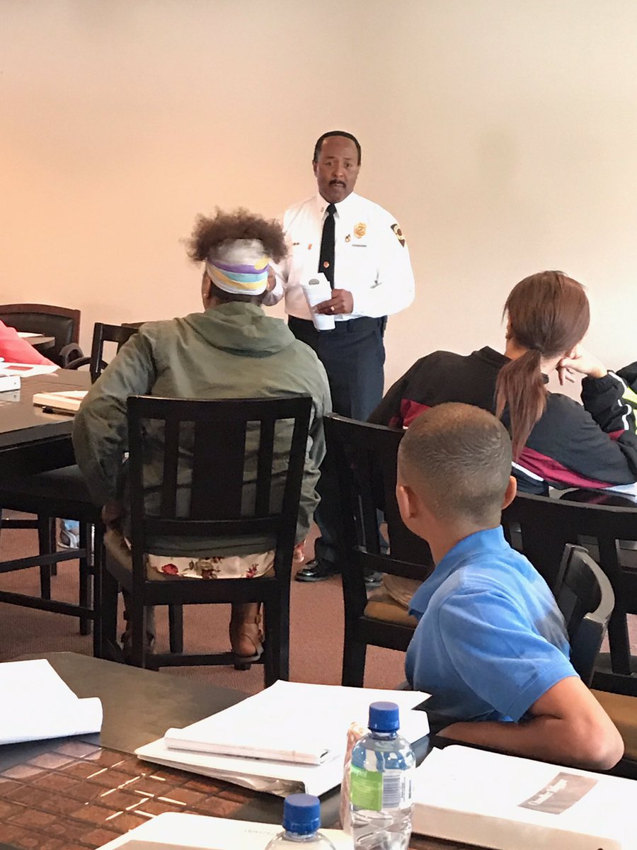 IFD_NEWS's tweet photo. .@IFD_CHIEF spends some one on one time with kids at #PathwayResourceCenter @lakeishajackson talking life choices & careers 🚒👍 https://t.co/iPYjcRzpZX
