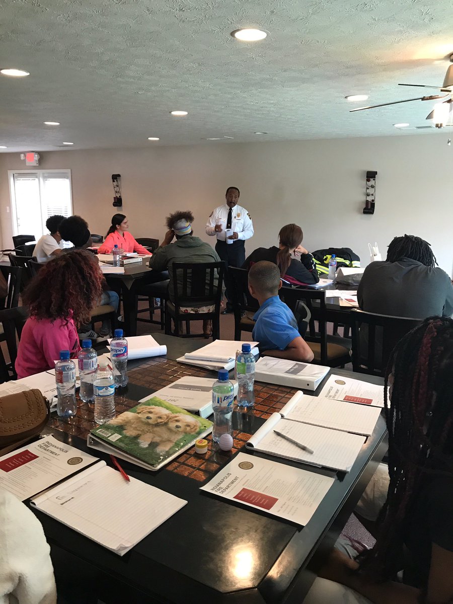 IFD_NEWS's tweet photo. .@IFD_CHIEF spends some one on one time with kids at #PathwayResourceCenter @lakeishajackson talking life choices & careers 🚒👍 https://t.co/iPYjcRzpZX