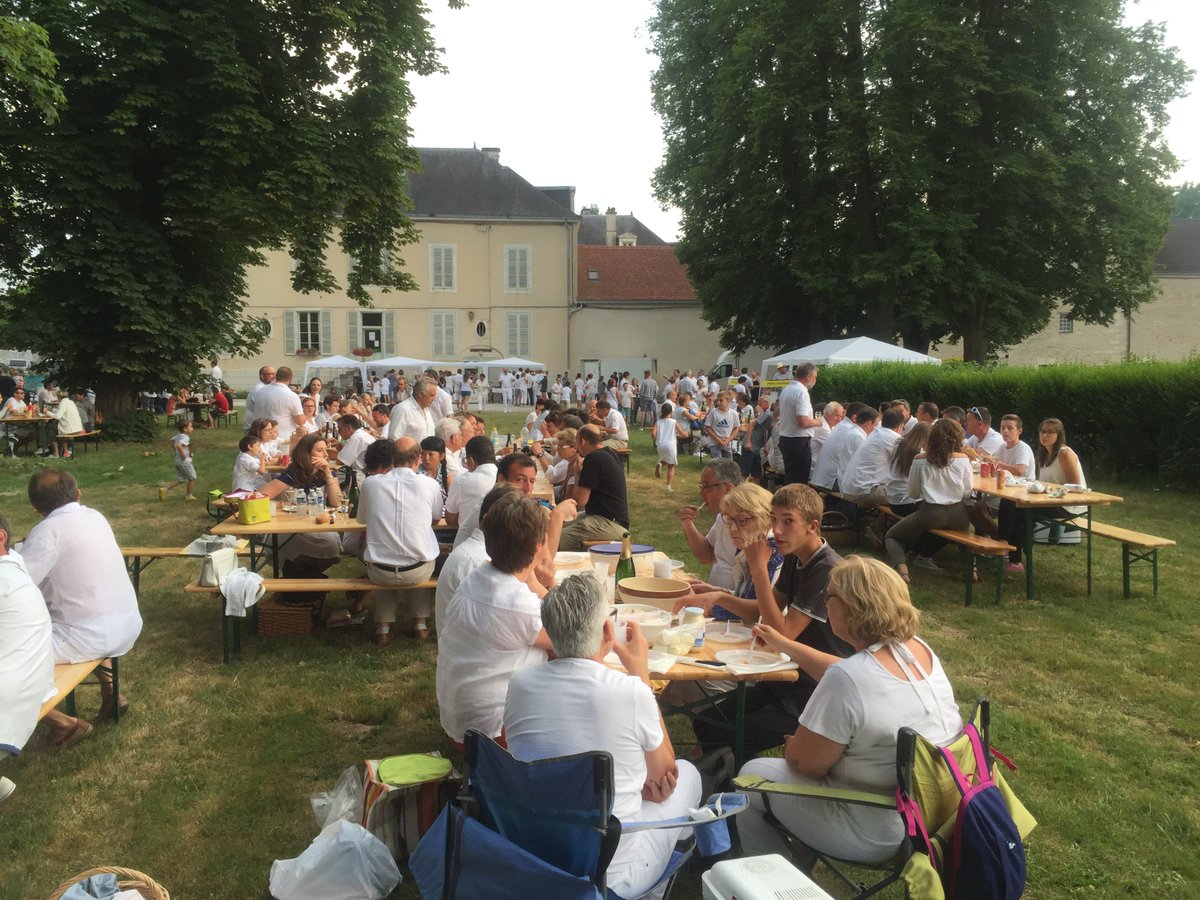 ColetteBonnet's tweet photo. @ChampagneWH la marche des réconciliations aux @VigneronsRiceys Conférences, pique nique, et lâché de lanterne pour débuter. https://t.co/eTJFGIOPAq