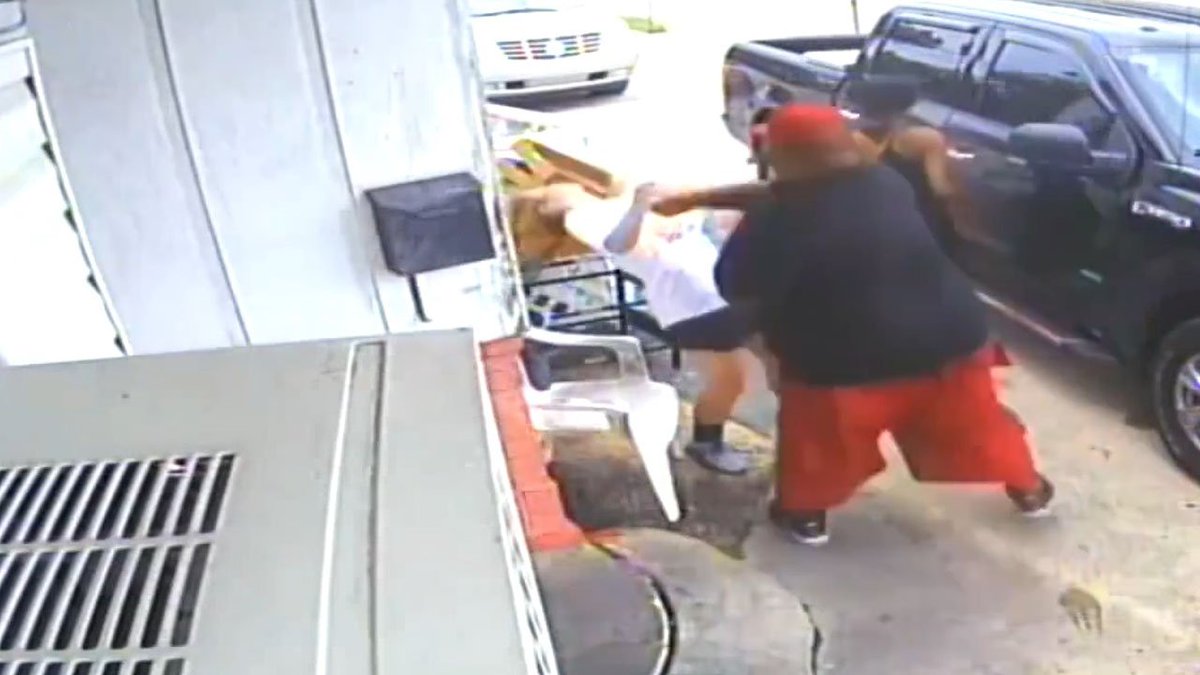 WATCH VIDEO Couple unhappy with food order punches woman, daughter bit.ly/2ua47Nr https://t.co/OlfsX8CLNH