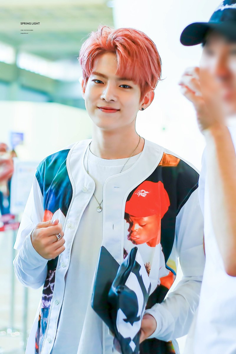 SPRINGLIGHT_405's tweet photo. 170616 GMP 출국 #빅톤 #VICTON #수빈 #정수빈 @VICTON1109 그래 수빈아! 한국인은 밥 힘이지! 🍚💪 https://t.co/PYsQ3wB8dK