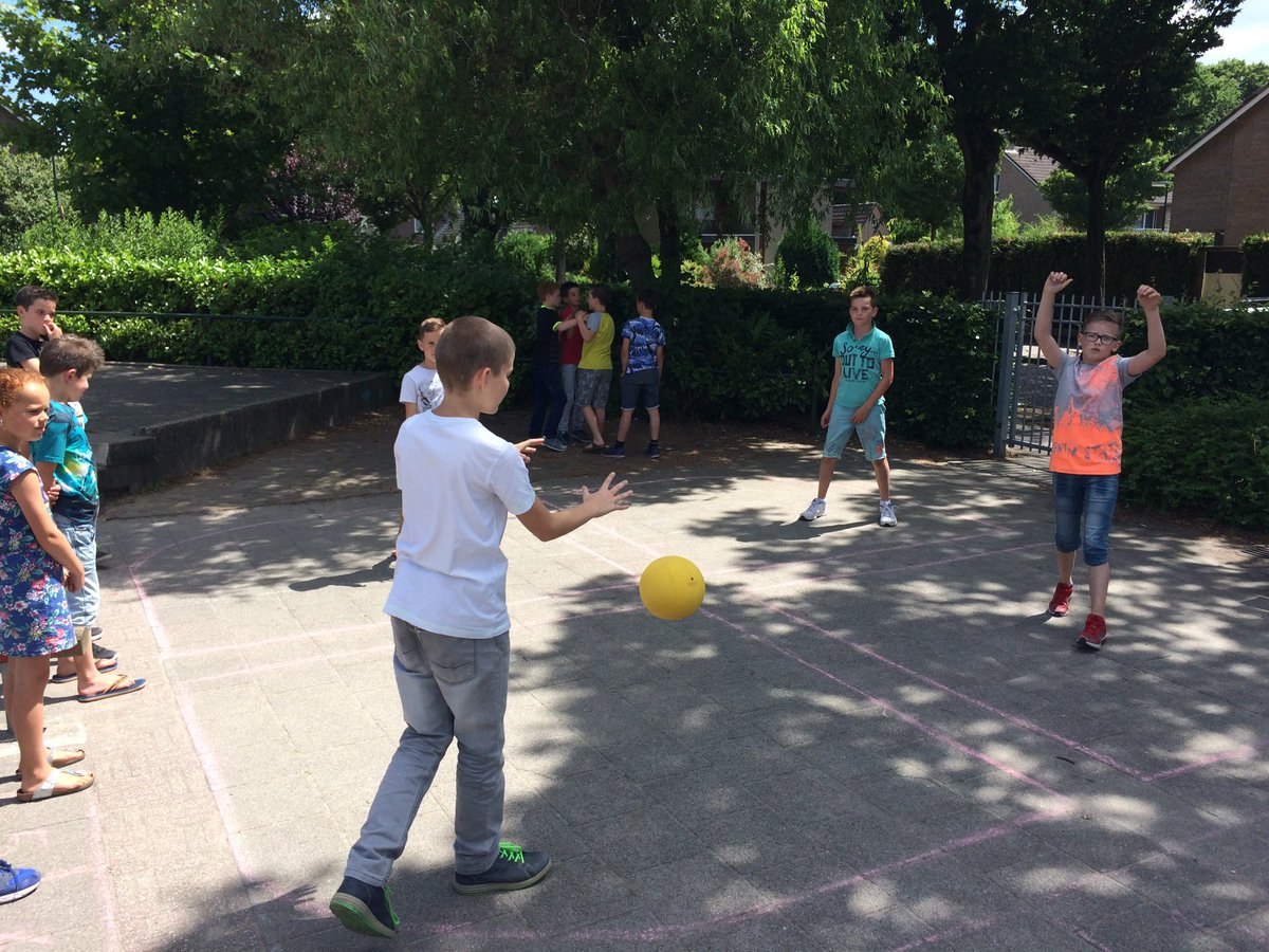 Vandaag een mooie zomerse @BeweegWijs dag. Spelactiviteiten aansluitend op de doelgroep met voetbal in een ander jasje.