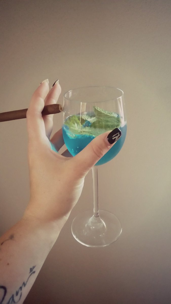 CGGerbera's tweet photo. Cheers B!tches!! 😂😂🤘
#Hugoblue 
#Cigar https://t.co/Do79fzet9B
