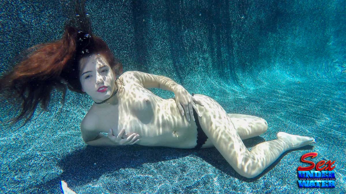 Sex Underwater Picture 14