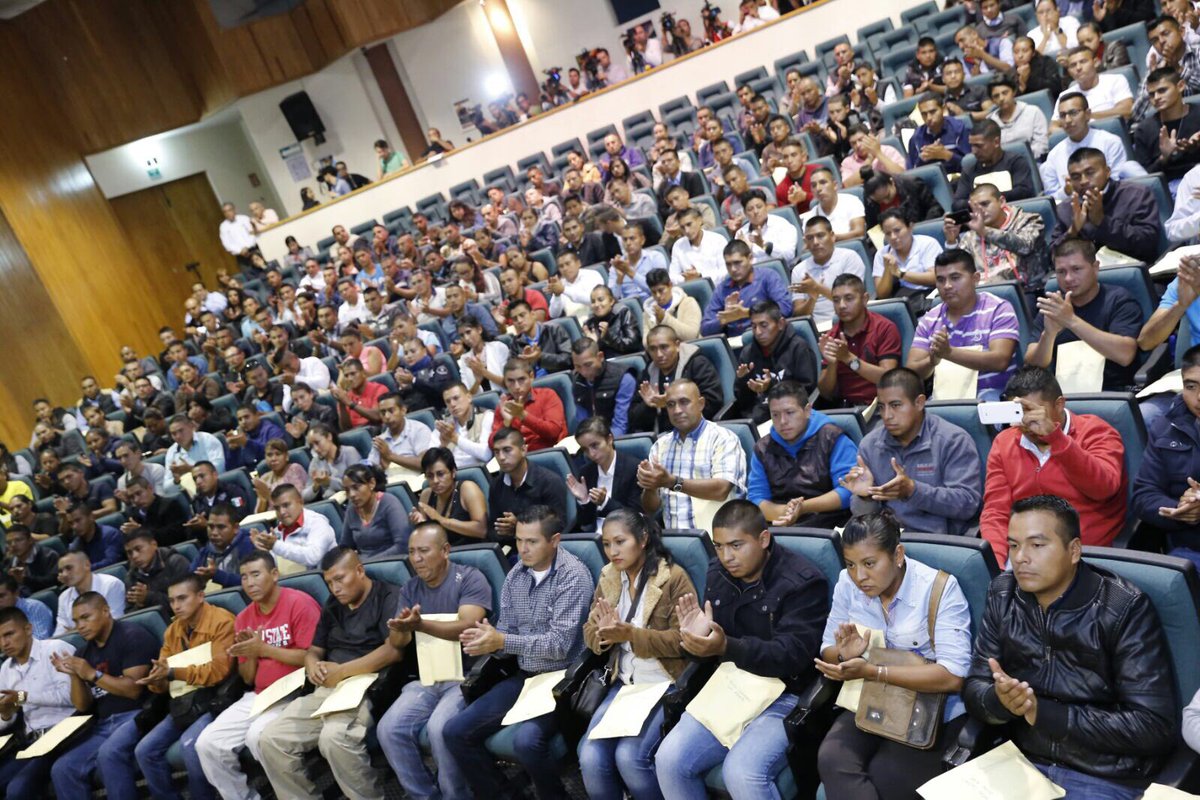 Silvano_A's tweet photo. @GobMichoacan Sé que trabajarán de la mano de los michoacanos para brindarles la seguridad que se merecen. ¡Gracias por su compromiso! #EstáenTi https://t.co/uZ3I3DMxmI