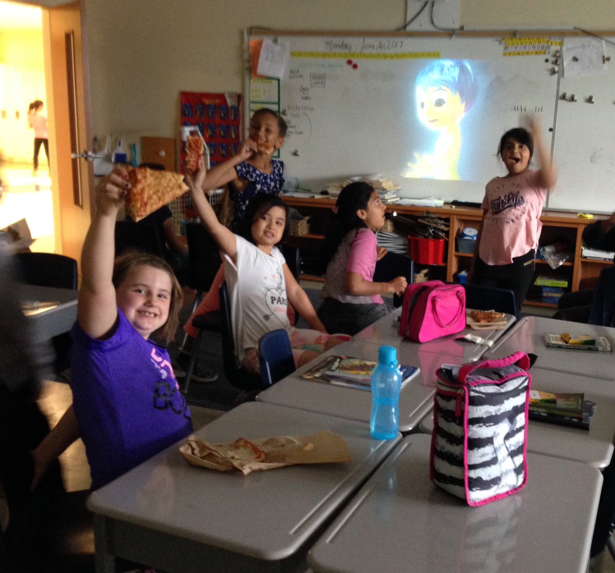 3SmithMacKenzie's tweet photo. Our Litterless lunch pizza party was lots of fun! https://t.co/hdmjrpS0lp