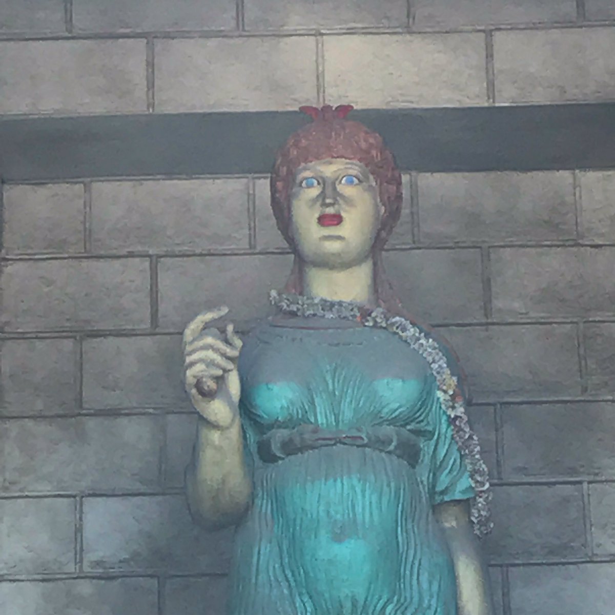 Quite a face from a statue on a film set at Cinecitta #SJMCStudyAbroad #SJMCLondonRome 🇬🇧🇮🇹