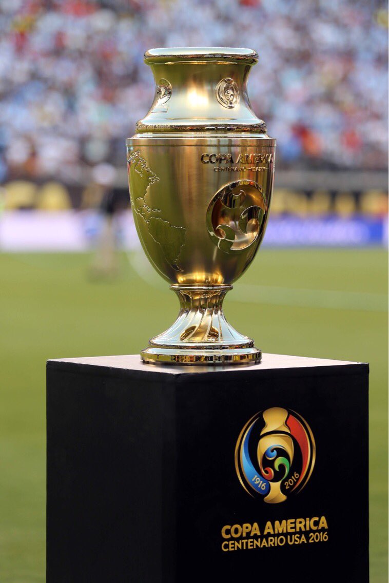 LaRoja's tweet photo. Y ya pasó un año...

Menos mal nos quedan 99 con esta belleza en la vitrina.

#VamosChile ⚽️🇨🇱 https://t.co/UdYw3JNErH
