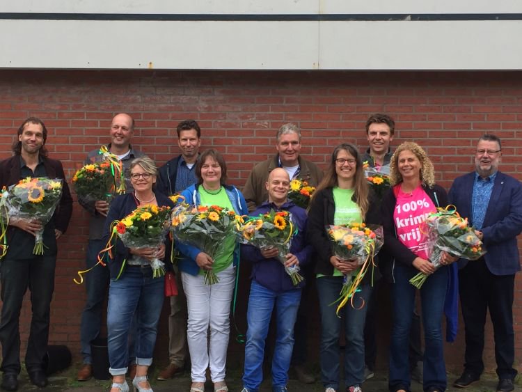 De Ambassadeurs van de Netwerkschool Loppersum Oost, met de drijvende kracht achter de schoolstrijd Klarie Kolkena en <a href="/IstvanLahpor/">István Lahpor</a>