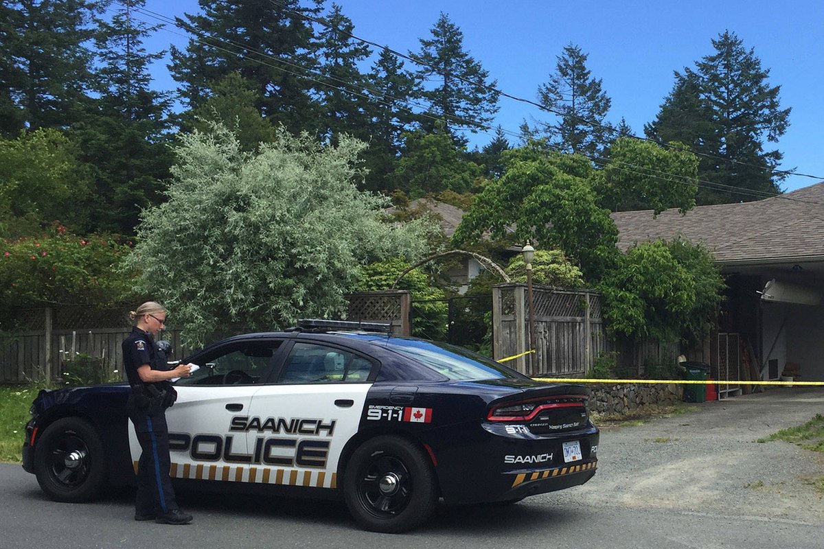 Saanich home invasion suspect armed and dangerous dlvr.it/PQGjxP #yyj https://t.co/TplXug2oT2