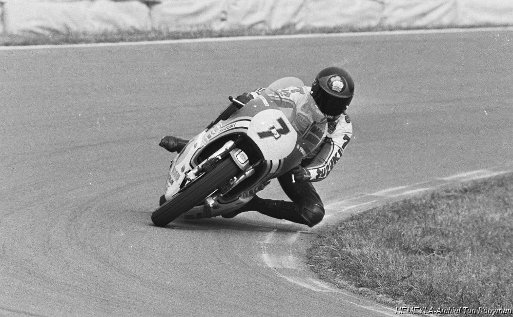 bgmotogp's tweet photo. #SheeneSaturday
Barry Sheene wins the 1976 #DutchTT by 45.6 seconds over Pat Hennen. It is still the last British premier-class win at @ttcircuitassen. (Archief Ton Kooyman) https://t.co/ITExnZ5Ybh