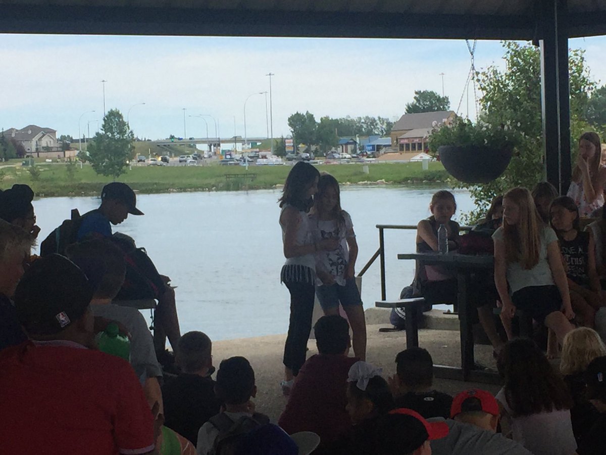 rvsed's tweet photo. RT @CLMSrvs: Grade 6 poetry in the park today! #outdoorlearning https://t.co/PU25u8TPsQ #rvsed
