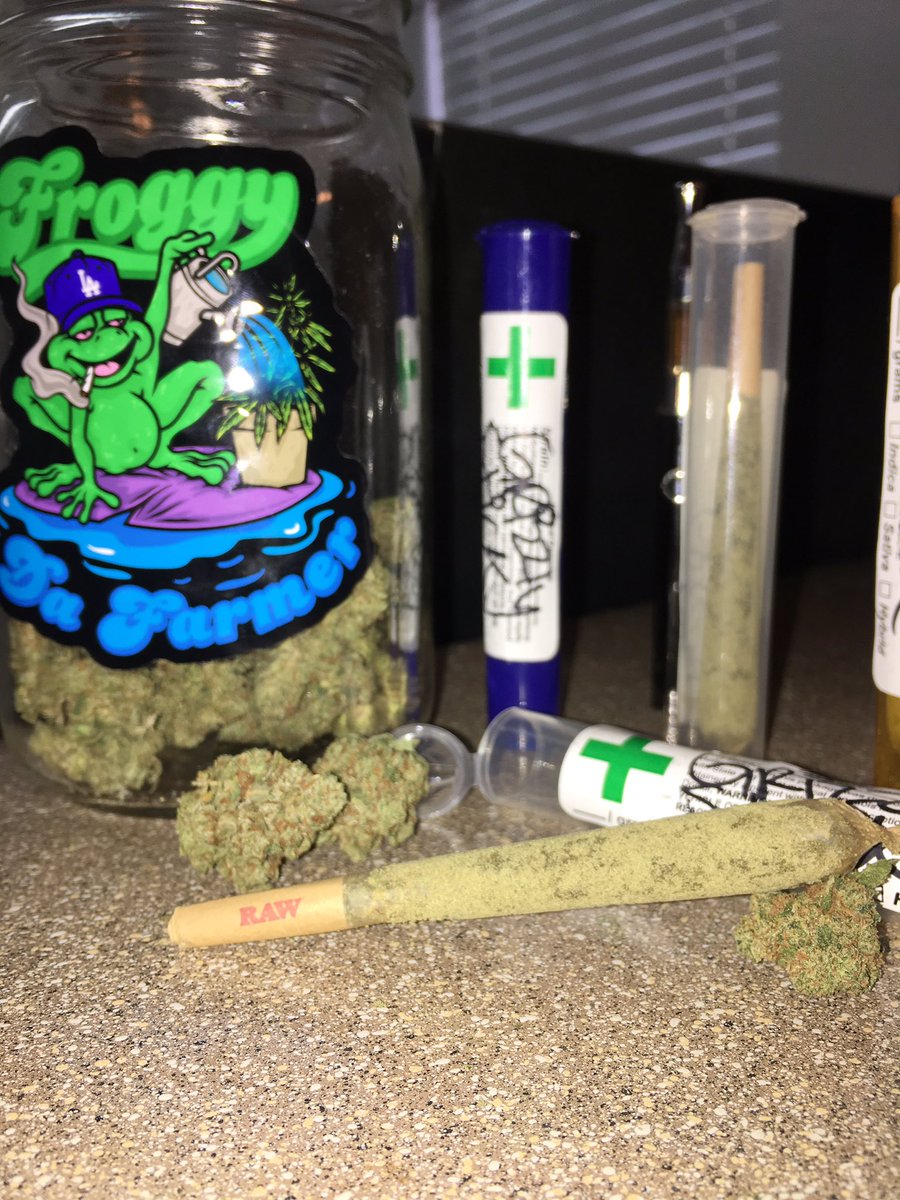 Ejuarez93's tweet photo. That Grizzly stick 🚬 https://t.co/M9OW6bHDGe