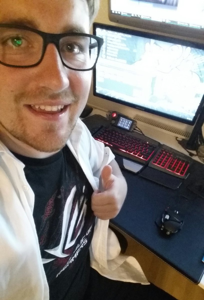 3jcde's tweet photo. Ausgepackt, mit der Zange in die Maschine, dann weiter gucken! Danke fürs extra entfusseln #allergie @JimPanseGamer https://t.co/HQWSTi6noe
