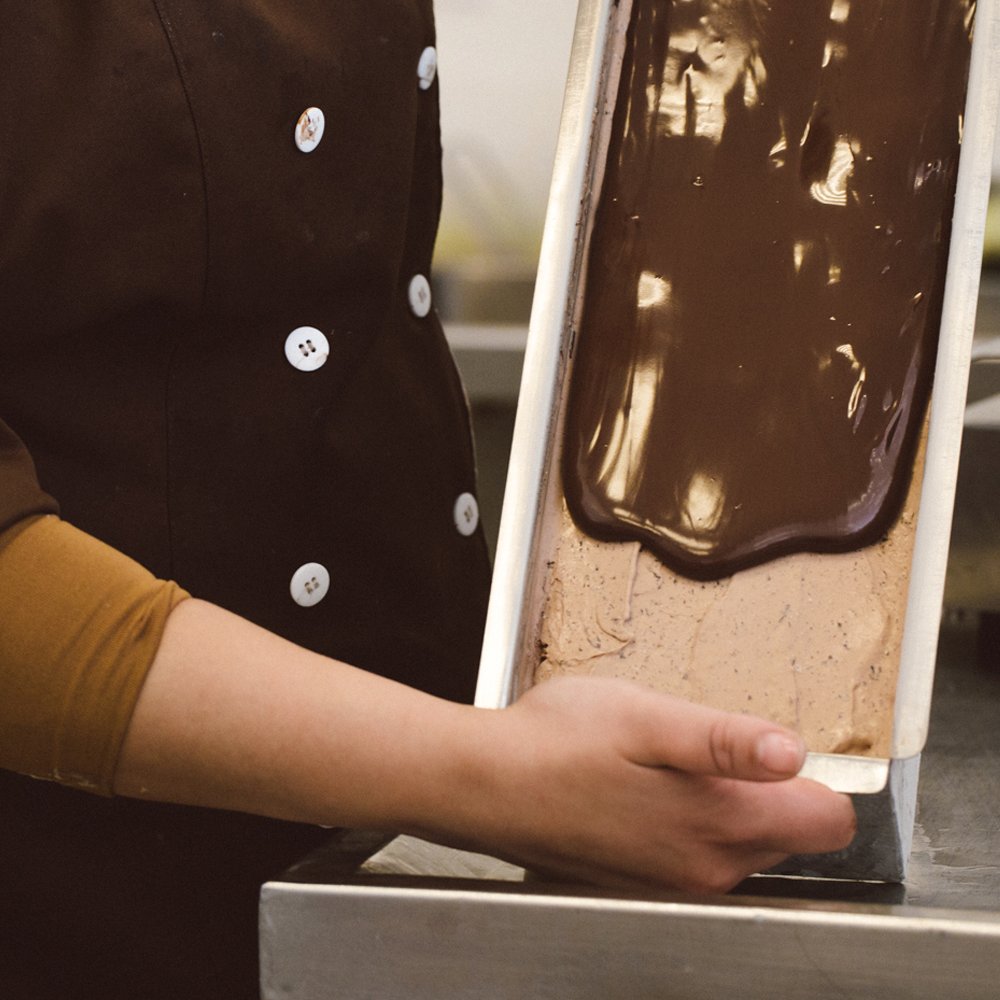 E quem resiste a essa calda de gianduia? O gelato de giandujotto nos conquistou! 😍 #BaciodiLatte #gelato #sorvete #dessert