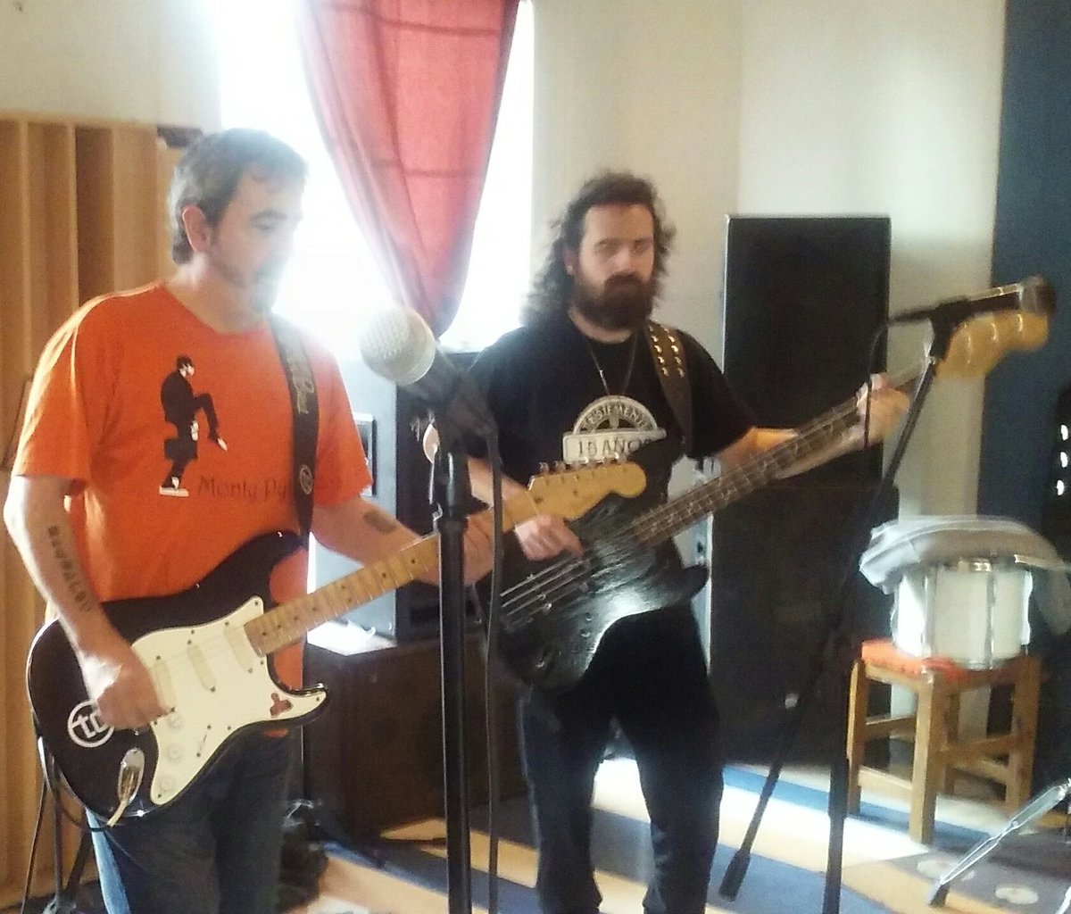 Sala de Pque Patricios, hace un rato. <a href="/TristementeC/">Tristemente Celebres</a> en ensayo con Chichi, otro Nápoli más, suplantando a Wintter hasta que se recupere.
